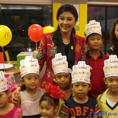 泰国美女总理英拉身穿唐装向中国人民拜年