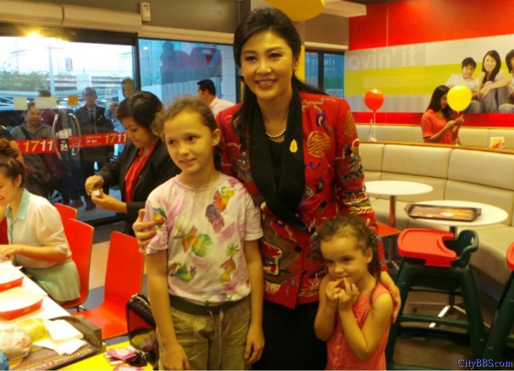 泰国美女总理英拉身穿唐装向中国人民拜年