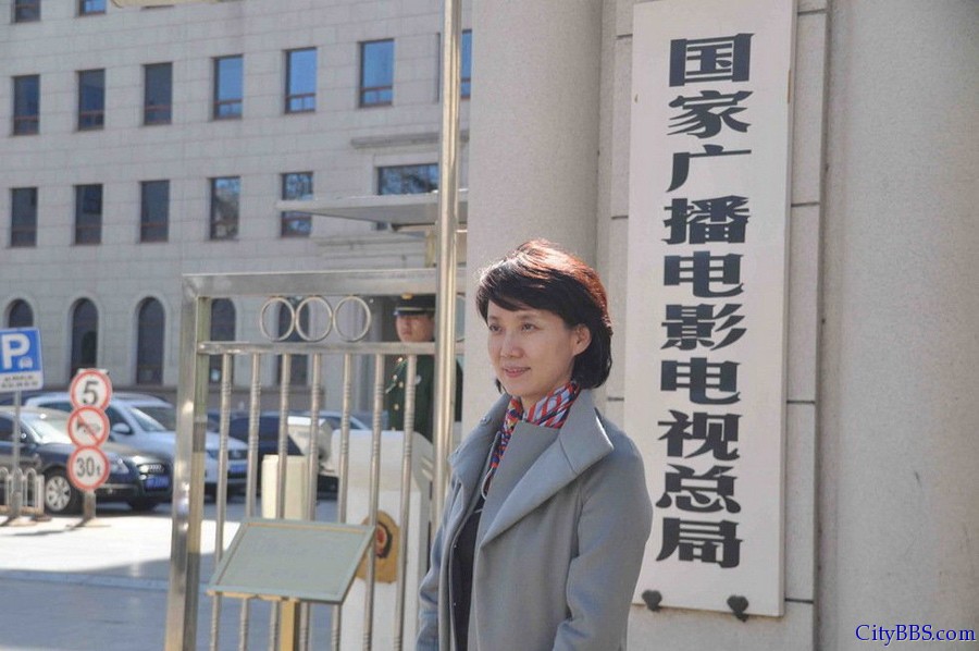广电总局大门牌将撤 央视主持人合影留念