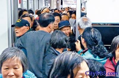 加国华人争领中国养老金 场面失控警方驱散