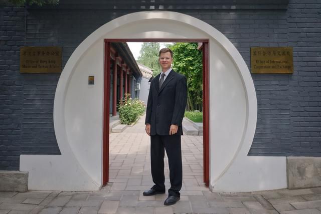 朱大卫在清华大学国际合作与交流处门口 朱大卫在清华大学国际合作与交流处门口