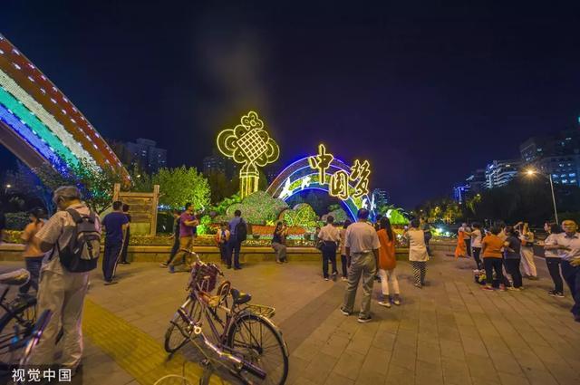 天安门长安街张灯结彩 北京盛装迎70年大庆