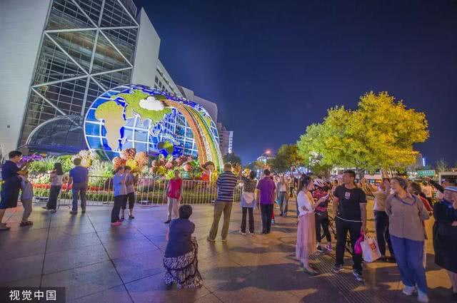 天安门长安街张灯结彩 北京盛装迎70年大庆