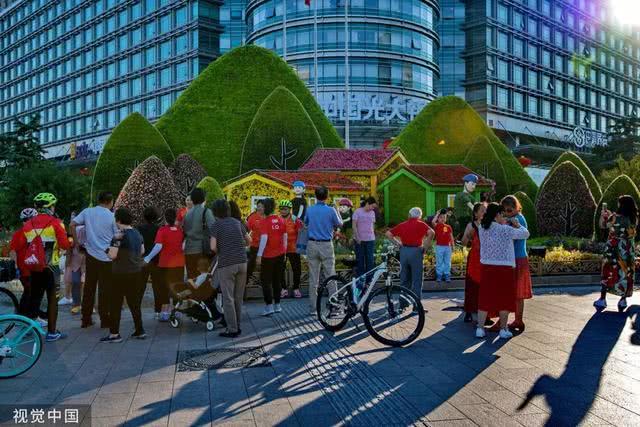 天安门长安街张灯结彩 北京盛装迎70年大庆