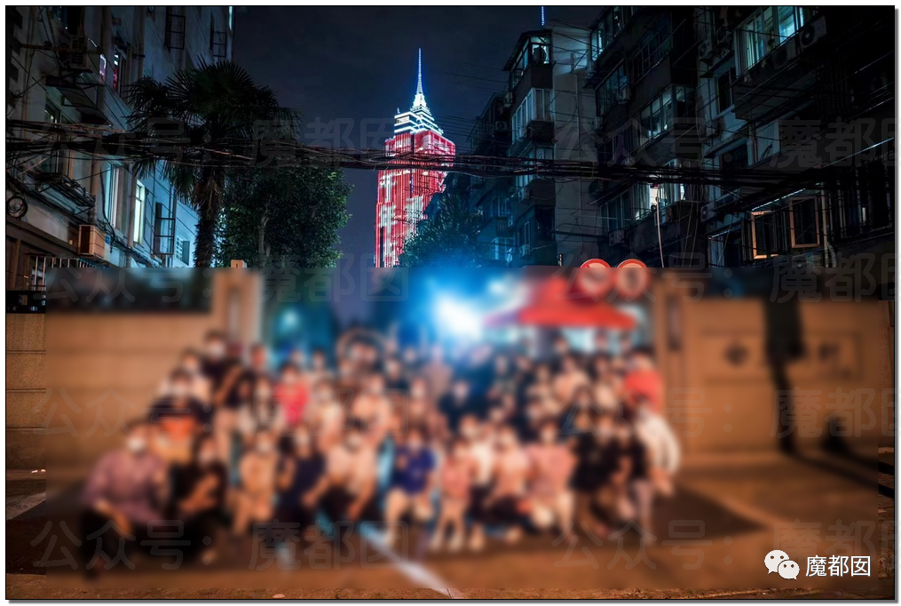 很多小区里互帮互助的居民纷纷合影留念