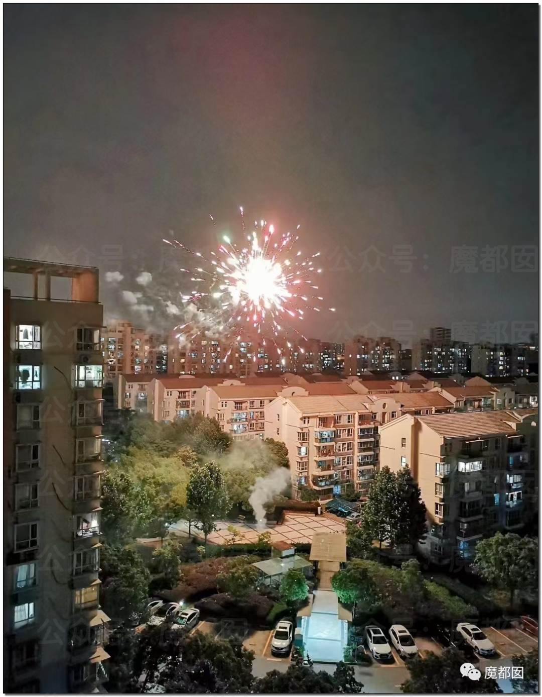 很多小区门口都在庆祝