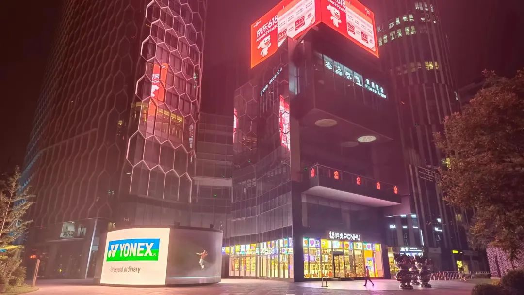 三里屯不仅楼宇林立，也是本市最知名的商圈之一