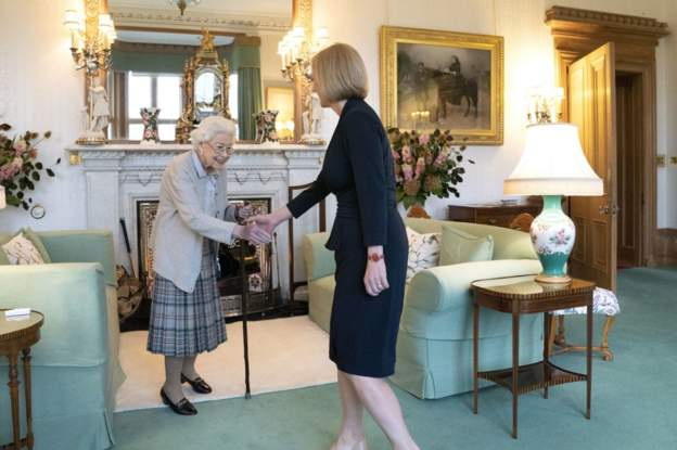 刚刚当选为英国保守党党首的伊丽莎白·特拉斯在苏格兰接受英国女王伊丽莎白二世的正式任命，成为英国新任首 ...