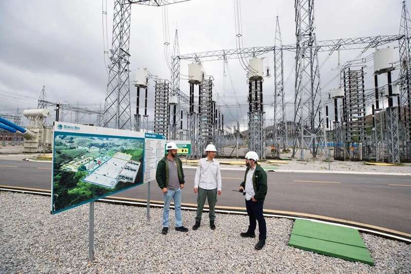 在巴西里约热内卢美丽山特高压输电二期项目里约换流站,国网巴控公司换流站运维主管许鸿飞(中)和巴方人员 ... 在巴西里约热内卢美丽山特高压输电二期项目里约换流站,国网巴控公司换流站运维主管许鸿飞(中)和巴方人员 ...