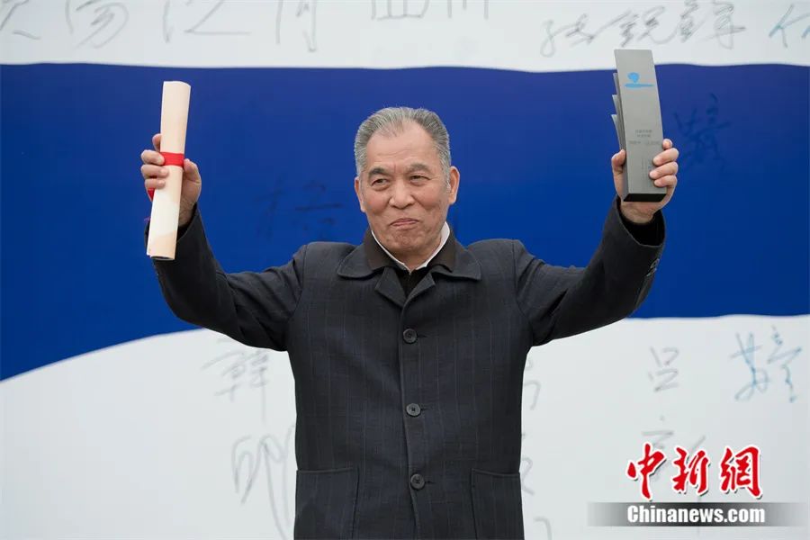 梁晓声凭借《人世间》获得2019年首届吕梁文学奖年度小说奖。韦亮 摄 梁晓声凭借《人世间》获得2019年首届吕梁文学奖年度小说奖。韦亮 摄