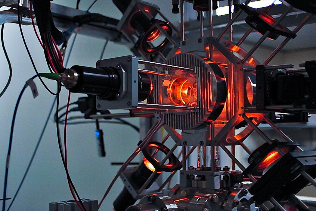 用红外相机拍摄到的原子云在量子重力计中心看起来像是一个白点