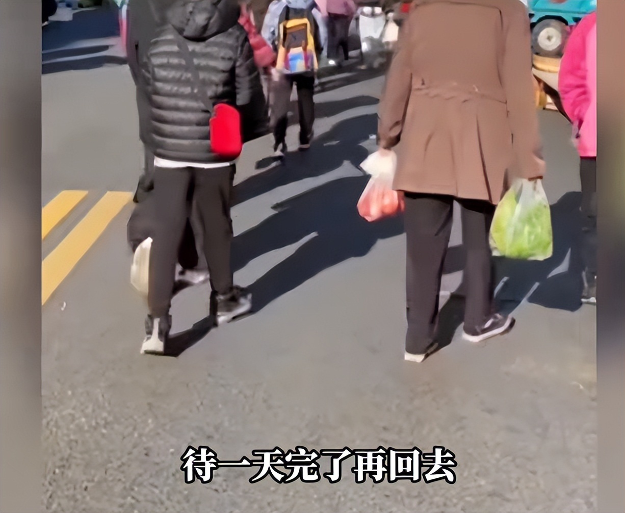 中俄互免签证政策在黑龙江黑河实施后,黑河迎来了大批来自俄罗斯的游客 中俄互免签证政策在黑龙江黑河实施后,黑河迎来了大批来自俄罗斯的游客