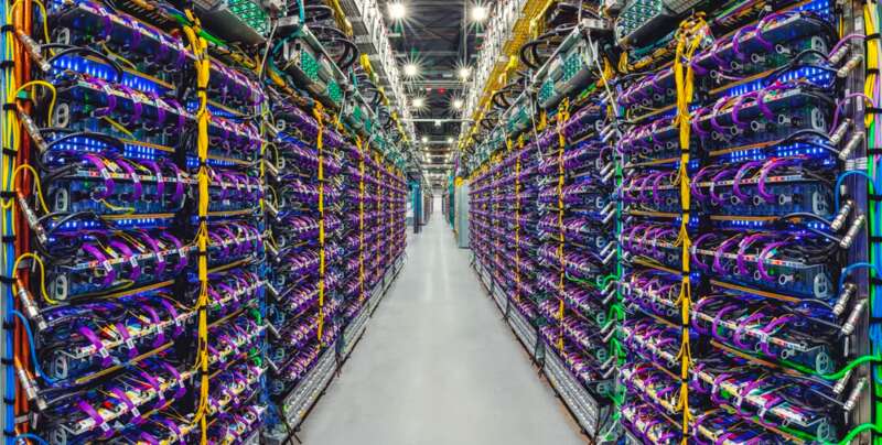 Google 数据中心内的一排 Cloud TPU v5p AI 加速器超级计算机 Google 数据中心内的一排 Cloud TPU v5p AI 加速器超级计算机