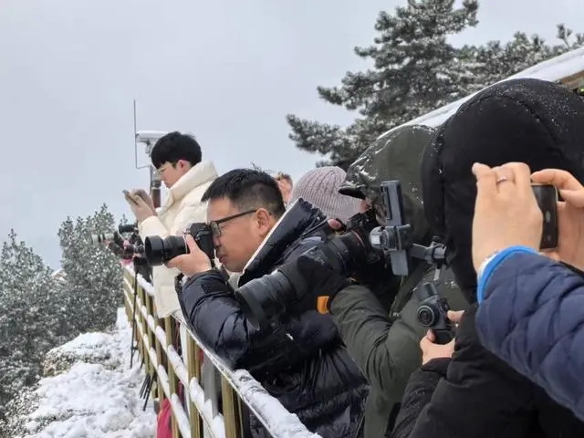 感受雪后京城！摄影爱好者齐聚景山公园