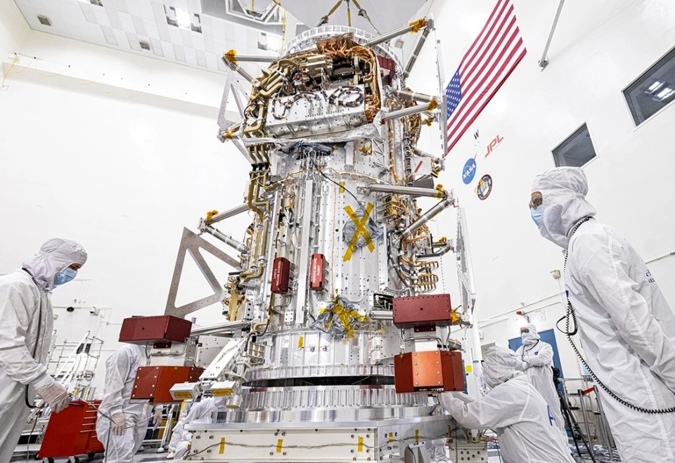 工程师们正在研究NASA的飞船Europa Clipper 工程师们正在研究NASA的飞船Europa Clipper