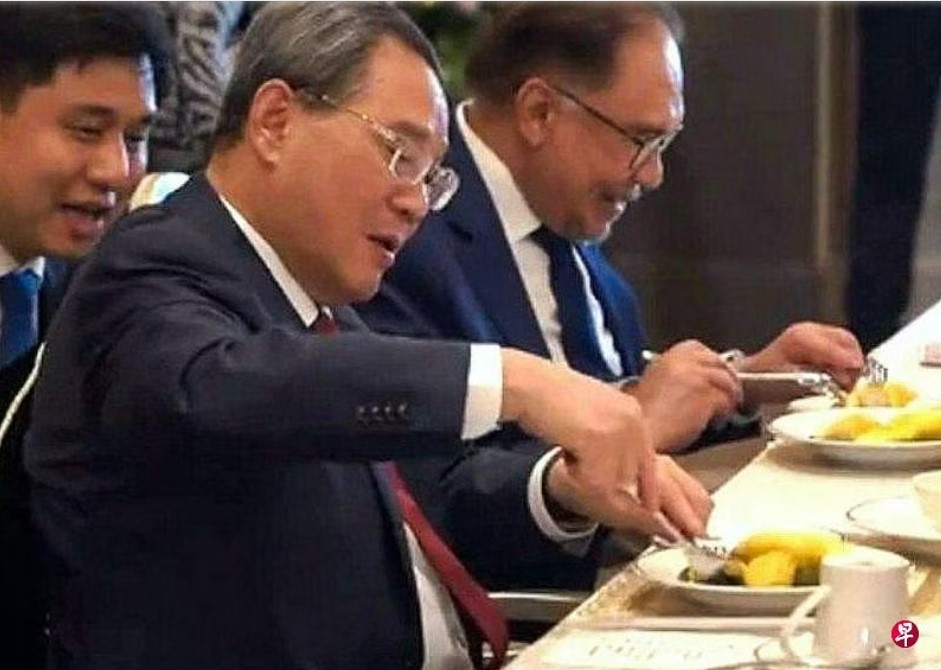 马来西亚首相安华(右)星期四(6月20日)在首相官邸设午宴招待中国总理李强(左) ... 马来西亚首相安华(右)星期四(6月20日)在首相官邸设午宴招待中国总理李强(左) ...