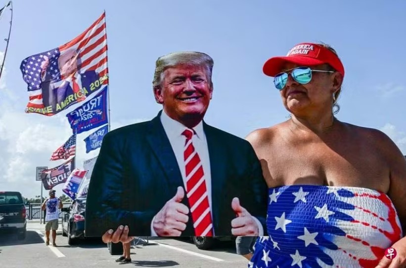 支持者星期天（7月14日）在佛罗里达州举行名为“我们信任特朗普”的大篷车活动为他造势 ...