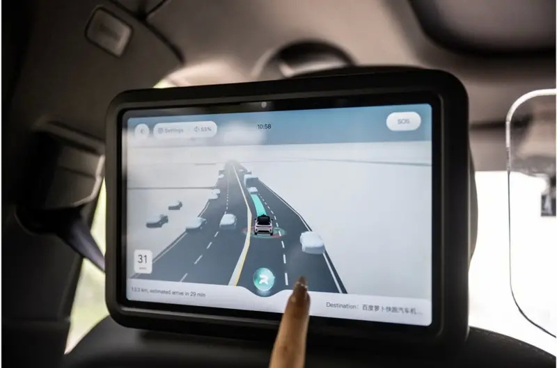 百度公司萝卜快跑自动驾驶出租车乘客座位上的监视器