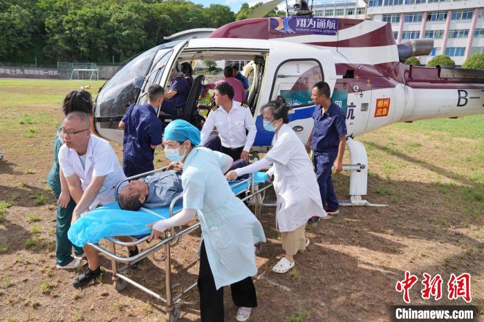 资兴市通过直升机转运受伤村民