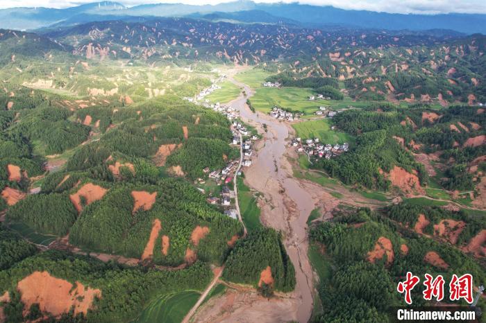 遭受山洪后的湖南省资兴市州门司镇