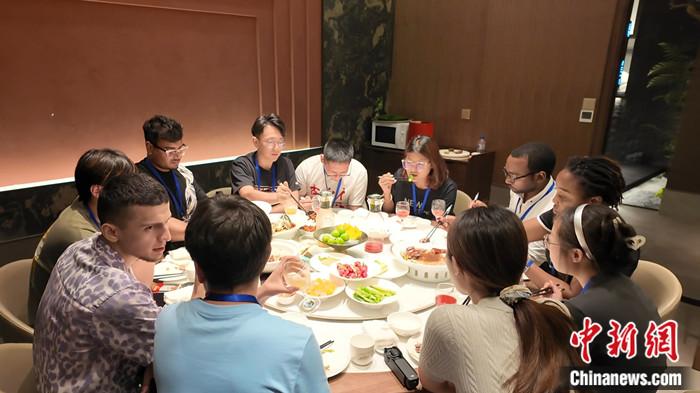 外籍青年品尝东北美食