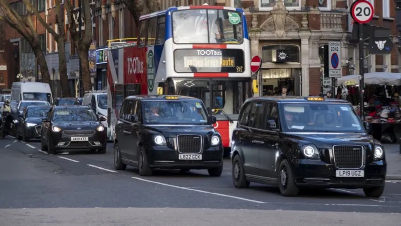 伦敦沙夫茨伯里大街上的黑色出租车