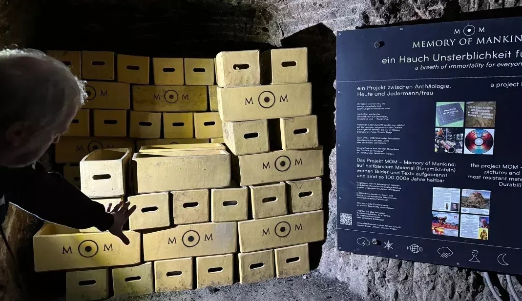 目前记忆芯片被存放于奥地利的“人类记忆”档案库中,并放在盐洞中的时间胶囊裡 ... 目前记忆芯片被存放于奥地利的“人类记忆”档案库中,并放在盐洞中的时间胶囊裡 ...