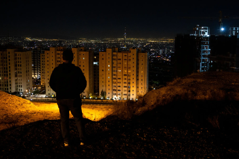 以色列打击伊朗后,伊朗首都德黑兰的居民在观察情况 以色列打击伊朗后,伊朗首都德黑兰的居民在观察情况