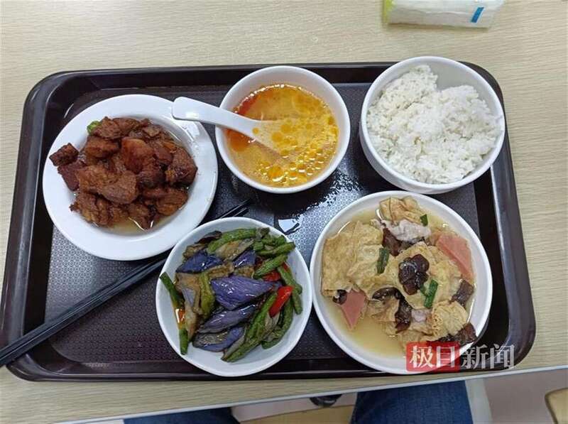 记者点了豆角烧茄子、三鲜素烧、红烧肉,三个菜加上一碗米饭总价22元 记者点了豆角烧茄子、三鲜素烧、红烧肉,三个菜加上一碗米饭总价22元