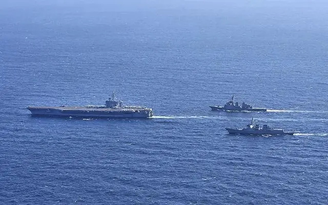 美国、日本和韩国举行海上联合军演 美国、日本和韩国举行海上联合军演