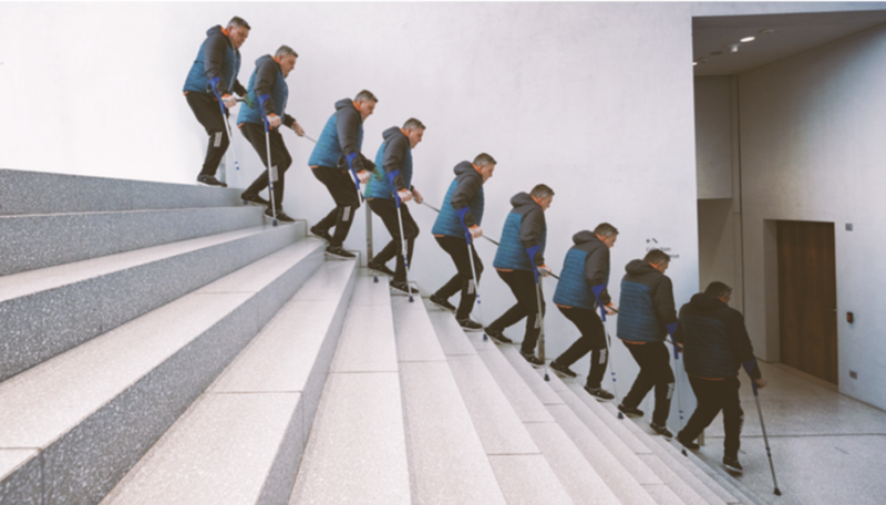 Wolfgang Jäger缓缓走下楼梯 Wolfgang Jäger缓缓走下楼梯