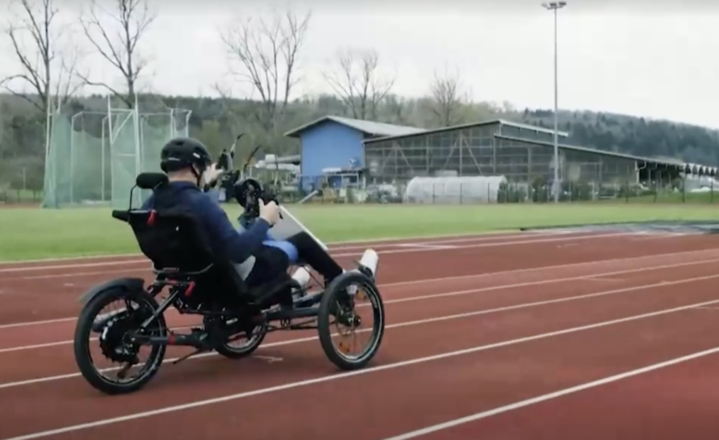 患者在康复训练中骑自行车 患者在康复训练中骑自行车