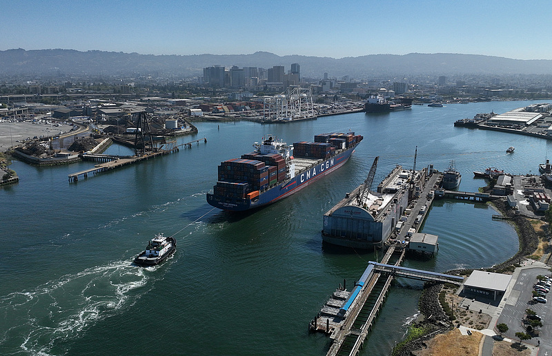 美国奥克兰，集装箱船进入奥克兰港