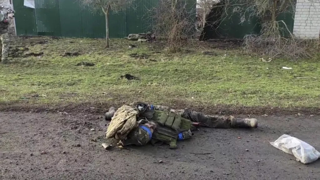 俄罗斯国防部发布乌军一名士兵13日横死苏贾镇路边的场面 俄罗斯国防部发布乌军一名士兵13日横死苏贾镇路边的场面