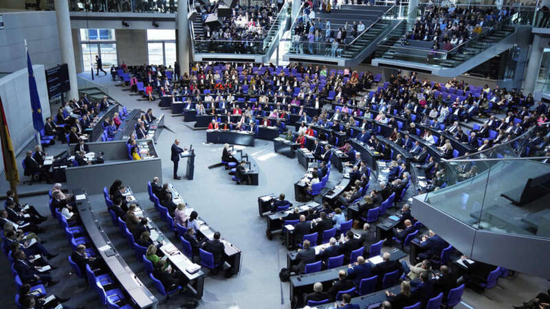 德国议会最终通过了未来总理梅尔兹的巨额投资计划,以重新武装国家并使之现代化 ... 德国议会最终通过了未来总理梅尔兹的巨额投资计划,以重新武装国家并使之现代化 ...