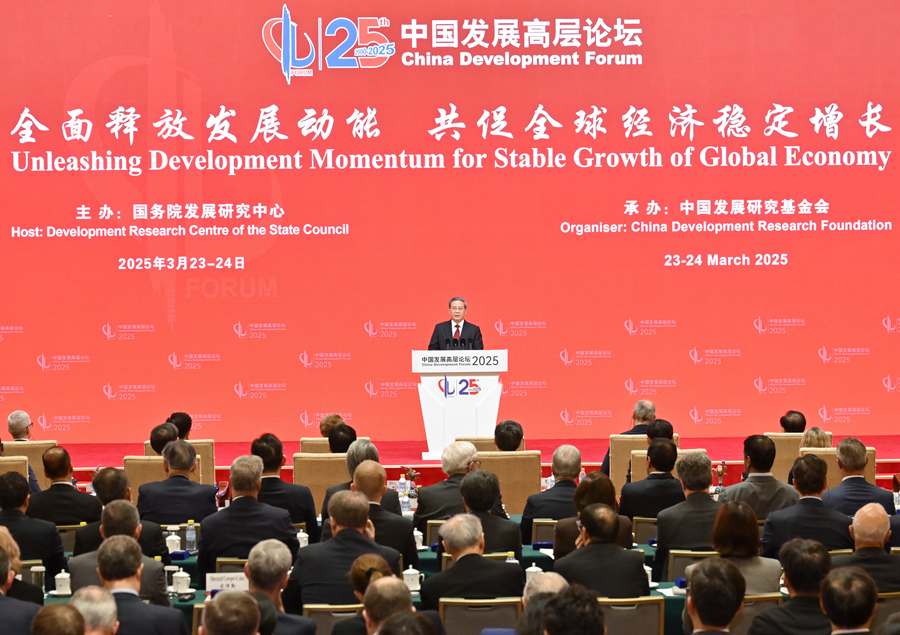 中国国务院总理李强于 2025 年 3 月 23 日在北京钓鱼台国宾馆举行的中国发展高层论坛开幕式上发表演讲 ... ...