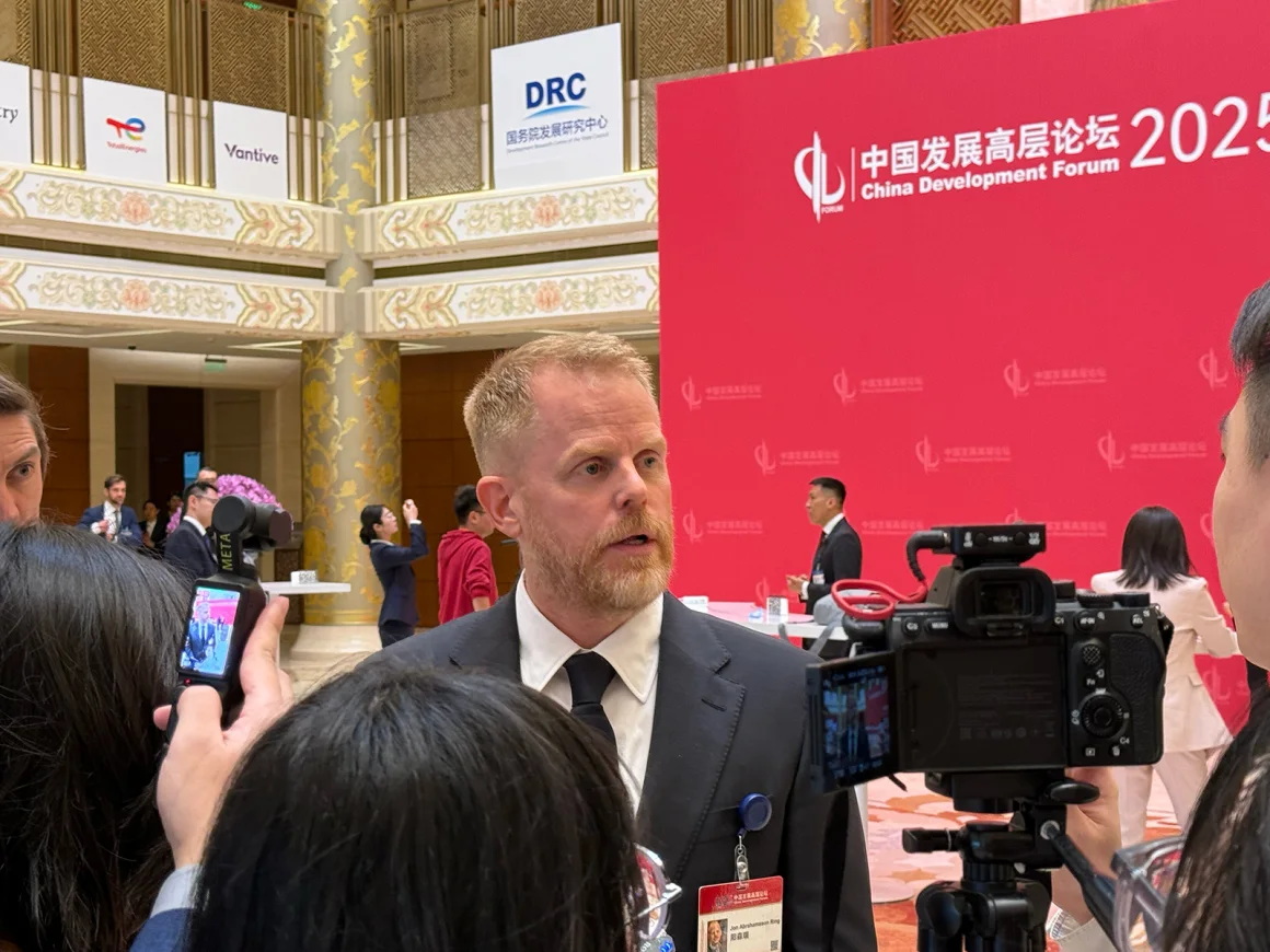 宜家集团首席执行官乔恩·阿布拉哈姆森·林在北京参加中国发展高层论坛期间对记者发表讲话 ...