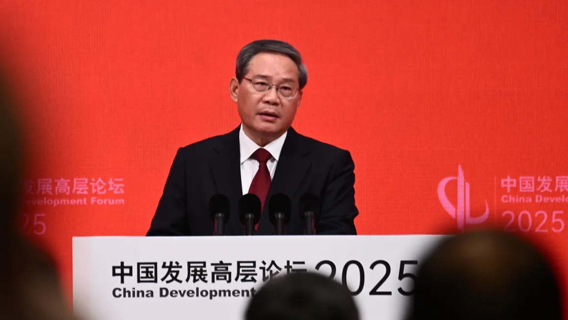 中国国务院总理李强在中国北京举行的中国发展高层论坛开幕式上向全球工商界领袖发表讲话 ...