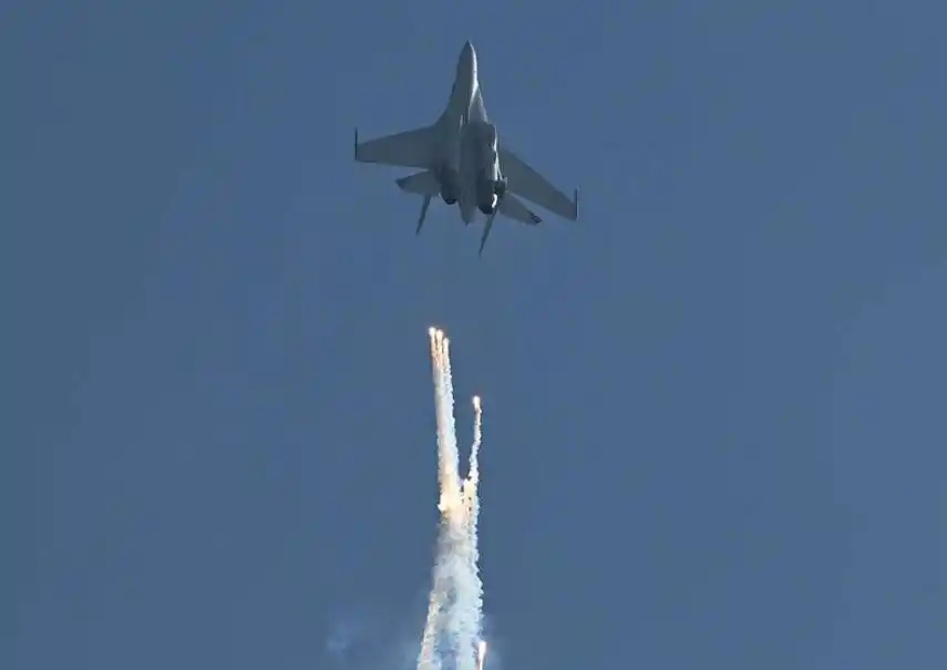 拦截美军P-8A最好的办法就是用歼16发射干扰弹 拦截美军P-8A最好的办法就是用歼16发射干扰弹