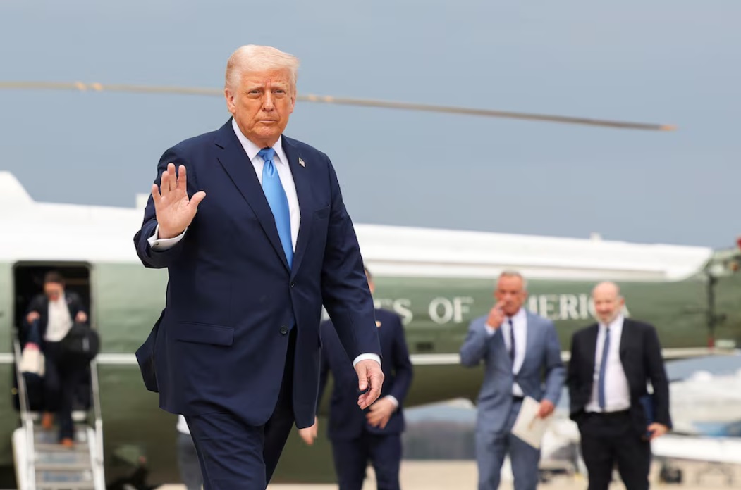 美国总统唐纳德·特朗普在安德鲁斯联合基地登上空军一号