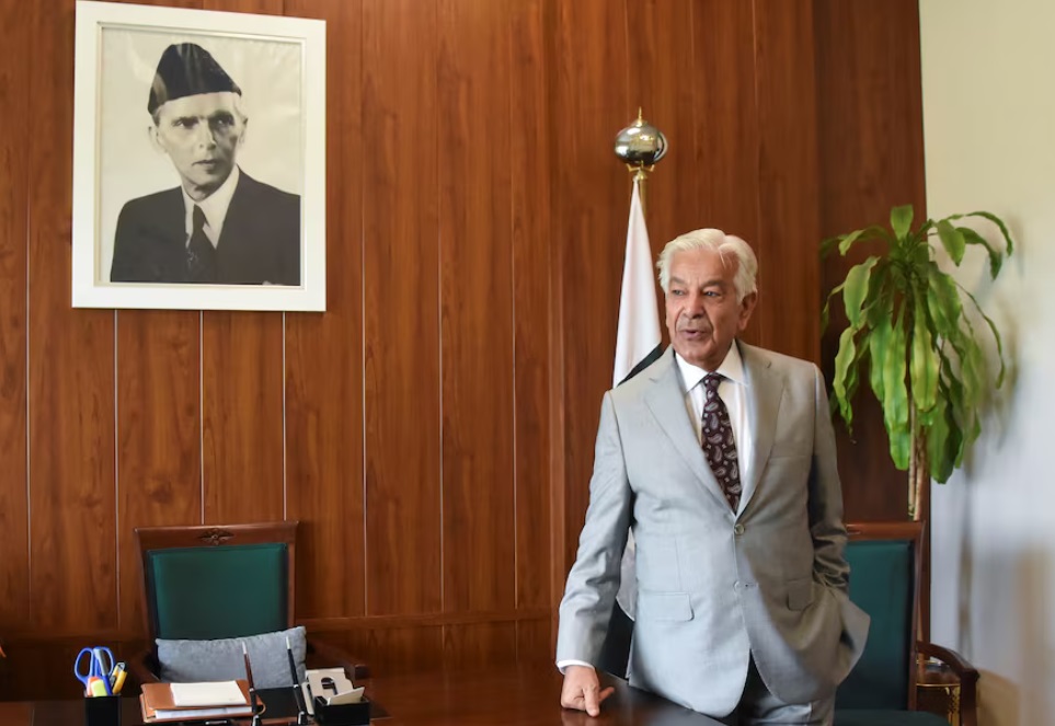 巴基斯坦国防部长 Khawaja Muhammad Asif 在巴基斯坦伊斯兰堡接受路透社采访 巴基斯坦国防部长 Khawaja Muhammad Asif 在巴基斯坦伊斯兰堡接受路透社采访