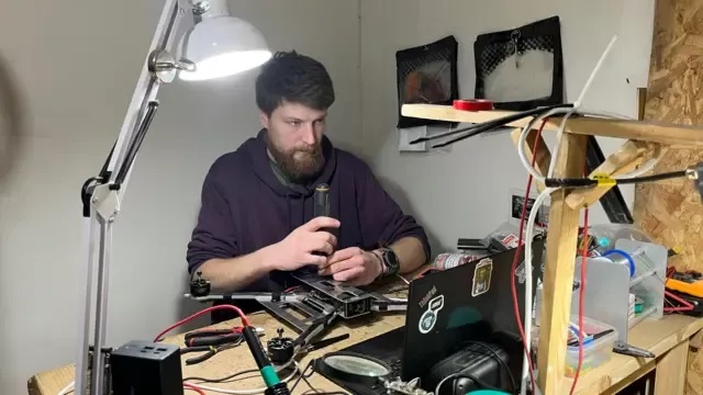 乌克兰代号“版主”的士兵正在研究乌克兰光纤无人机以对抗入侵者 乌克兰代号“版主”的士兵正在研究乌克兰光纤无人机以对抗入侵者