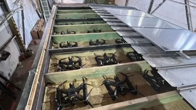 无人机藏于带有可伸缩屋顶的木制货柜内 无人机藏于带有可伸缩屋顶的木制货柜内