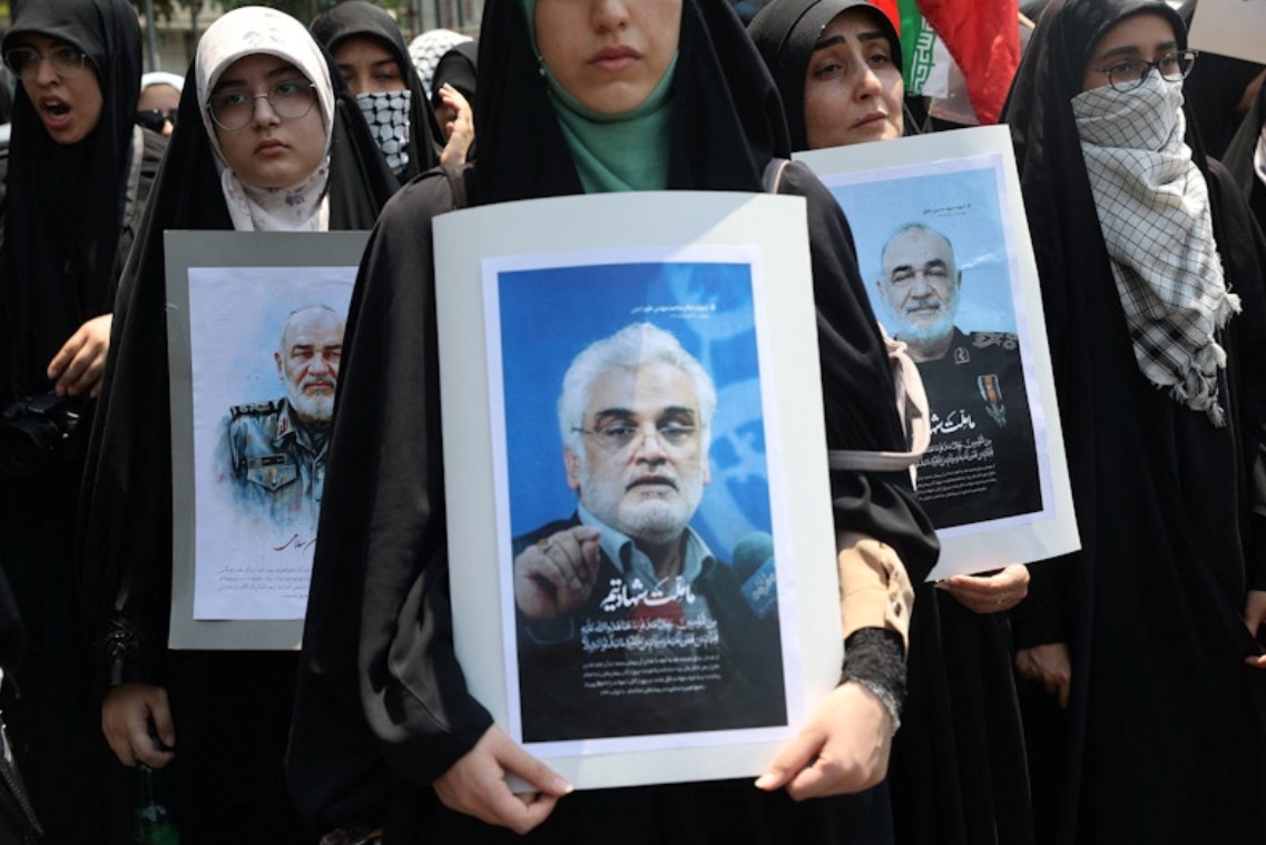 2025年6月13日，伊朗，德黑兰抗议者高举以色列空袭遇难者的照片