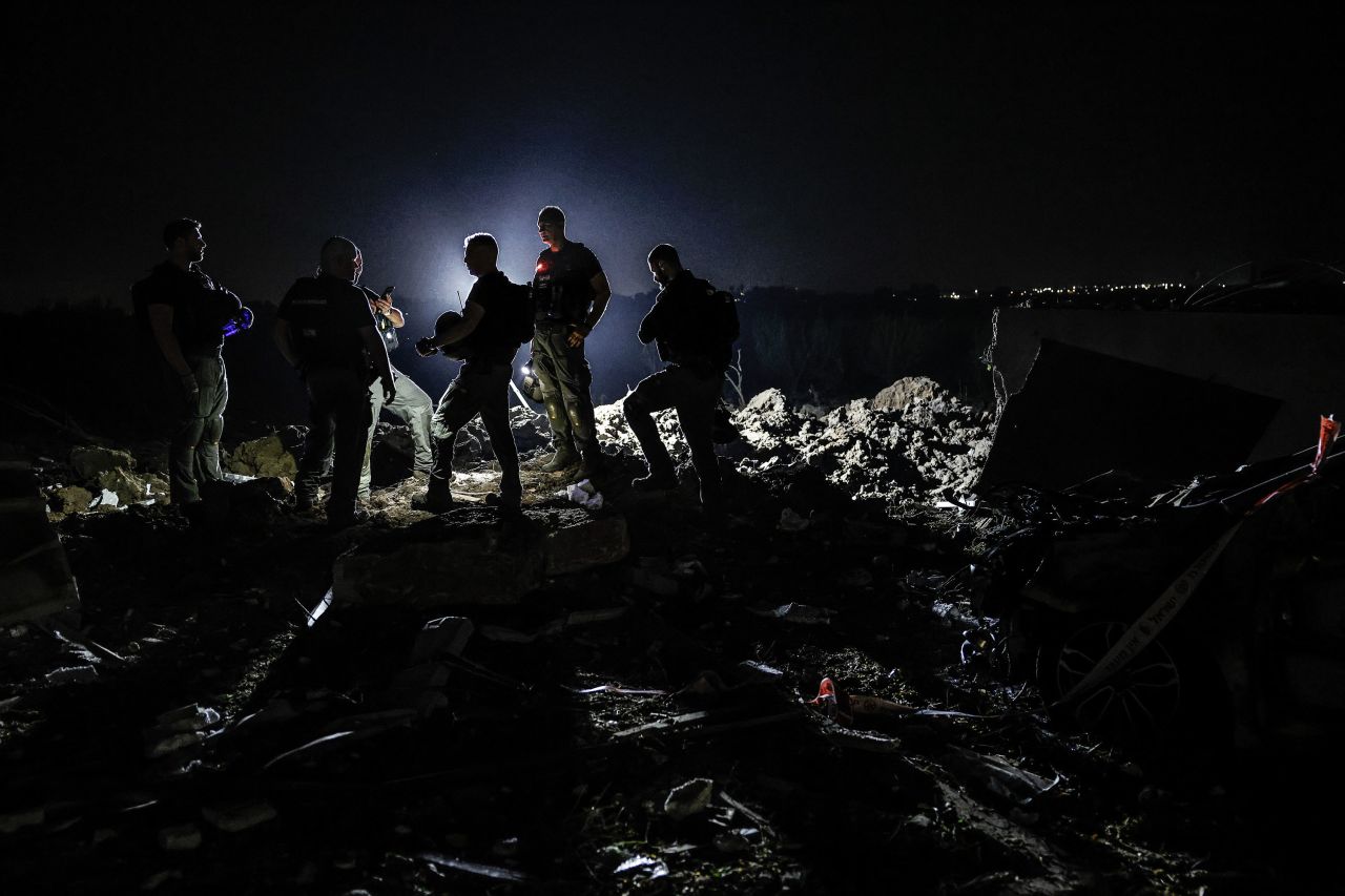 伊朗导弹袭击以色列基里亚特加特后,以色列民防和紧急救援人员在受损建筑物中开展夜间搜救行动 ... ... 伊朗导弹袭击以色列基里亚特加特后,以色列民防和紧急救援人员在受损建筑物中开展夜间搜救行动 ... ...