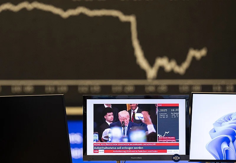 当地时间5月23日,德国黑森州法兰克福,屏幕上显示美国总统特朗普的画面 当地时间5月23日,德国黑森州法兰克福,屏幕上显示美国总统特朗普的画面