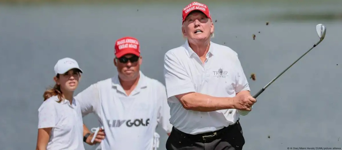 特朗普在自家高尔夫俱乐部打球 特朗普在自家高尔夫俱乐部打球
