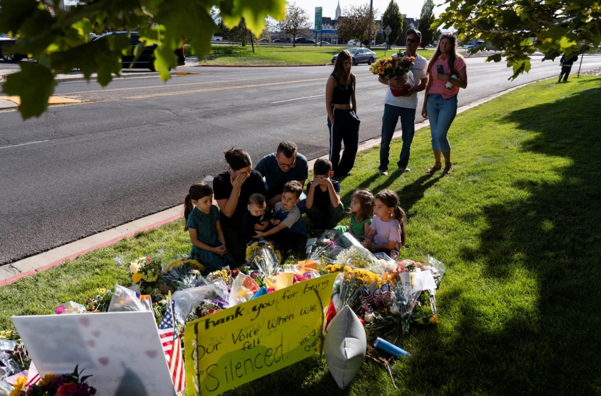 人们参观犹他州奥勒姆市犹他谷大学为查理·柯克设立的临时纪念馆 人们参观犹他州奥勒姆市犹他谷大学为查理·柯克设立的临时纪念馆
