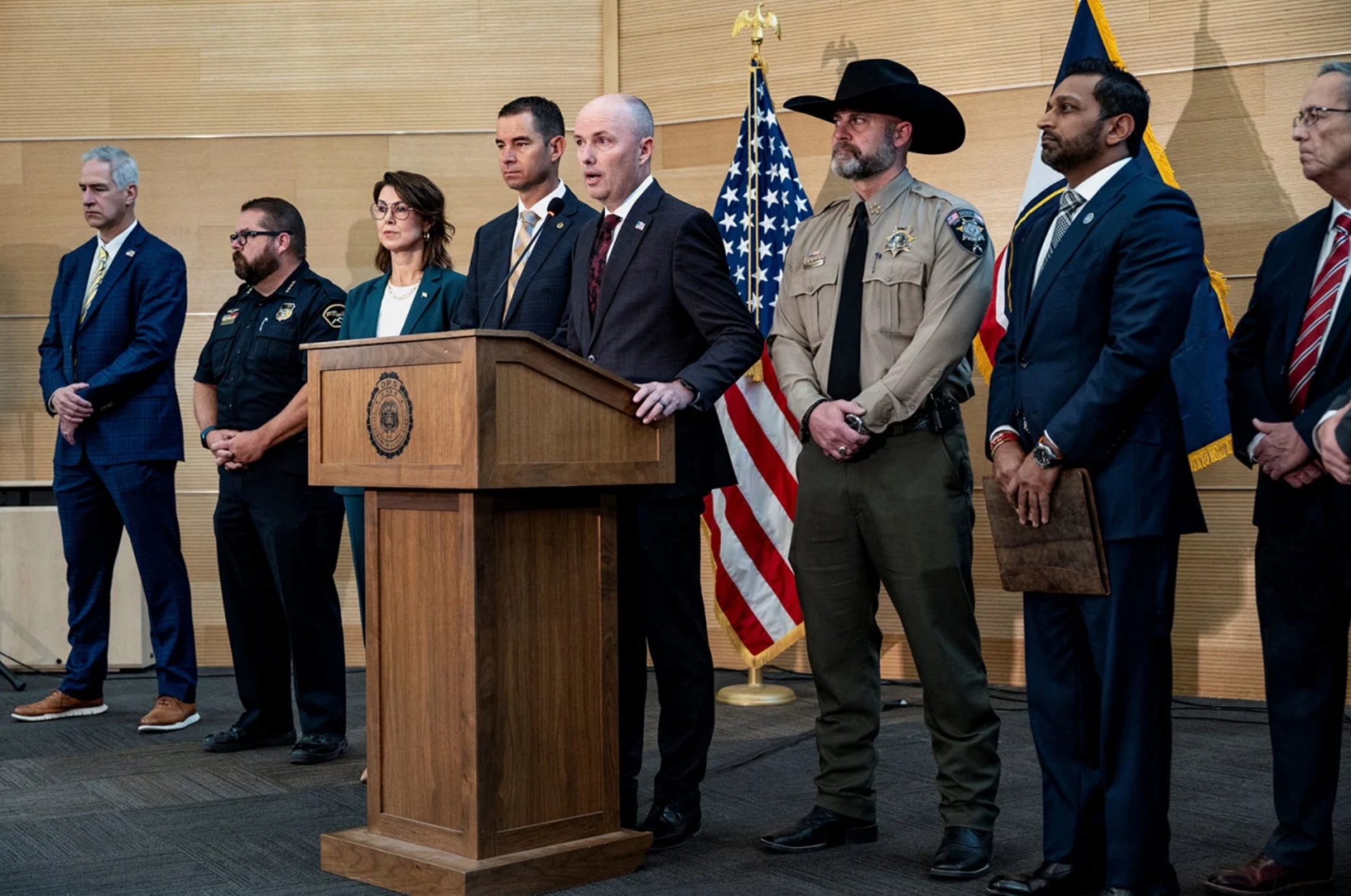 他州州长斯宾塞·考克斯在新闻发布会上宣布抓获枪击案嫌疑人泰勒·罗宾逊 他州州长斯宾塞·考克斯在新闻发布会上宣布抓获枪击案嫌疑人泰勒·罗宾逊