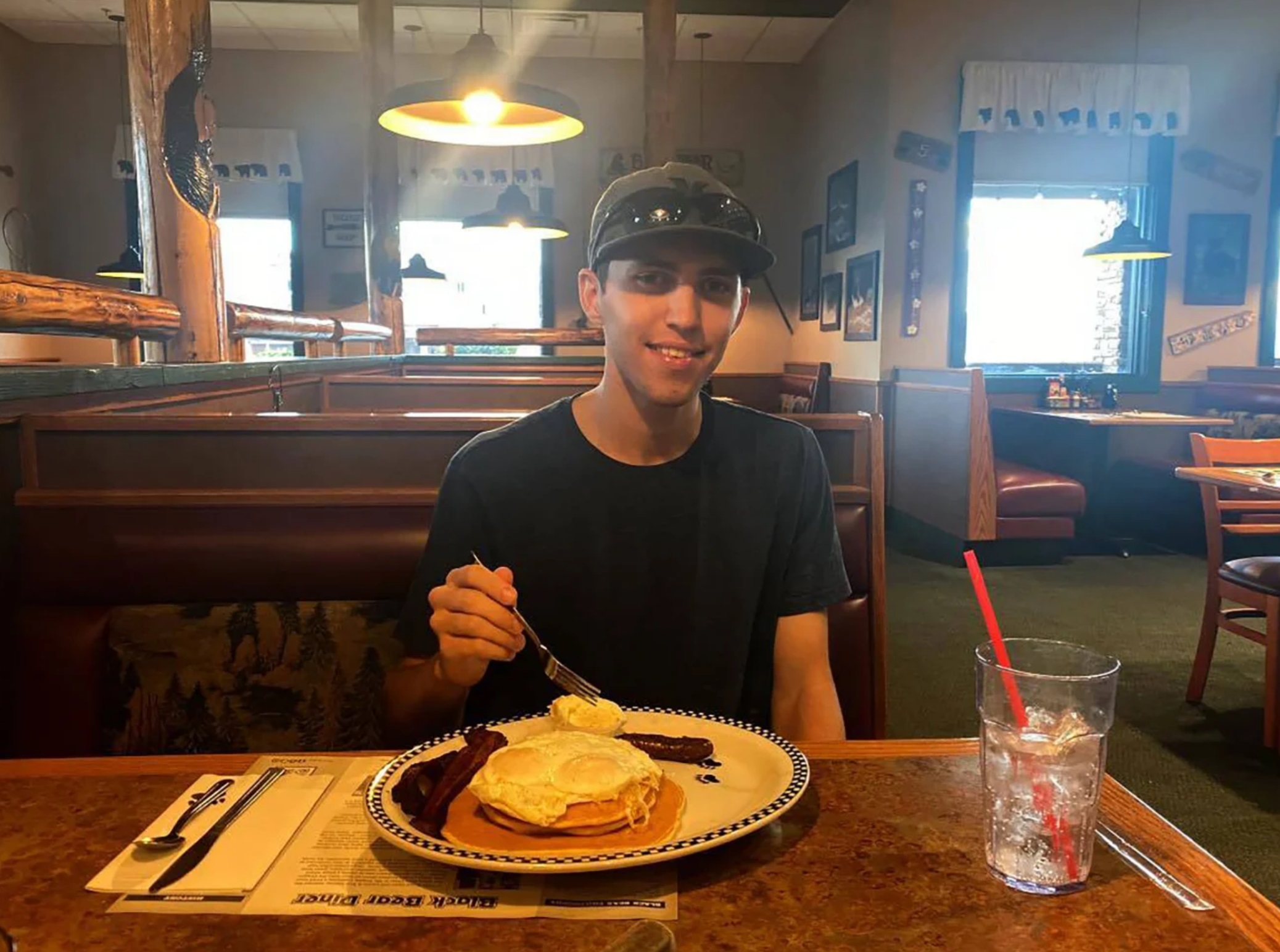 泰勒·罗宾逊 (Tyler Robinson) 出现在社交媒体照片中 泰勒·罗宾逊 (Tyler Robinson) 出现在社交媒体照片中